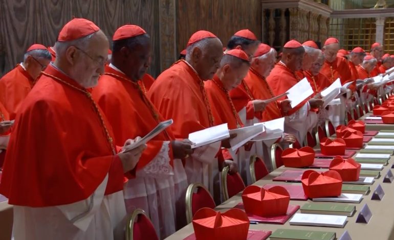  Cónclave, los Cardenales se prestan un juramento y se encerran en la Capilla Sixtina