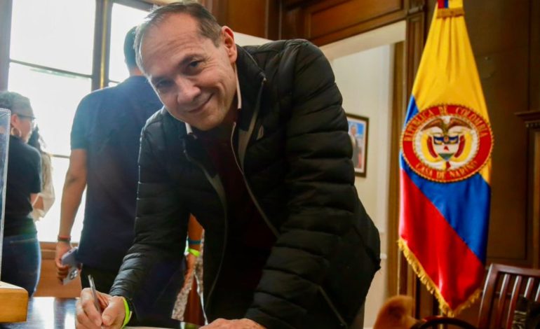  El ministro de Trabajo, Antonio Sanguino, firma un nuevo decreto regulatorio de reforma de pensiones