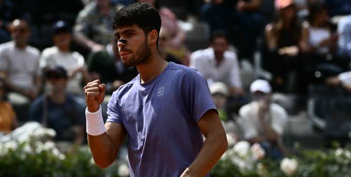  Un Alcaraz efectivo gana a Draper y llega a las semifinales en Roma