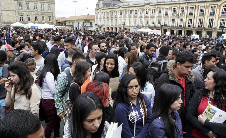  Hay 2.51 millones de jóvenes que no estudian ni trabajan en Colombia.

 – Panorama 24