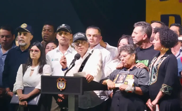  Poderosas críticas a Bruce Mac Main Main por la presencia de bandas criminales en el caso del presidente Petro

 – Panorama 24