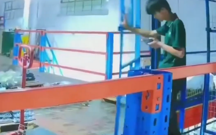  Por caminar en el teléfono celular, un trabajador casi va al cielo; El absurdo accidente laboral se registró en China

 – Panorama 24