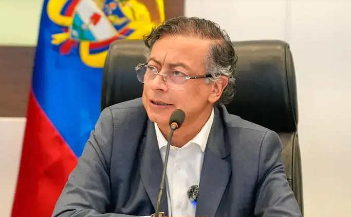  El gobierno de Petro juega sus últimas cartas en el Parlamento: mejoras laborales contra la consulta popular – 

 – Panorama 24