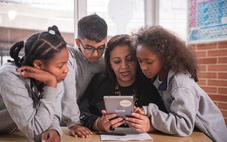  Más de 10 mil maestros ya están capacitados en la IA: el gran desafío educativo que enfrenta Colombia – 

 – Panorama 24
