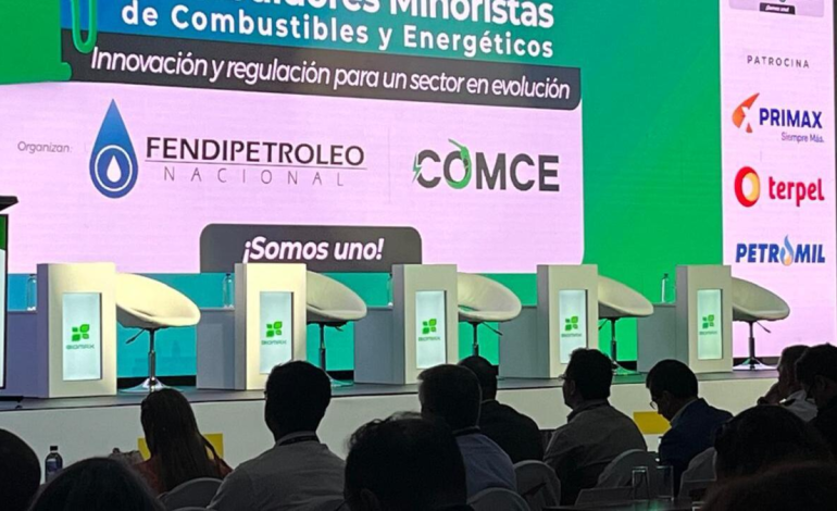  Empresarios abuchean al ministro Edwin Palma en clausura de evento

 – Panorama 24