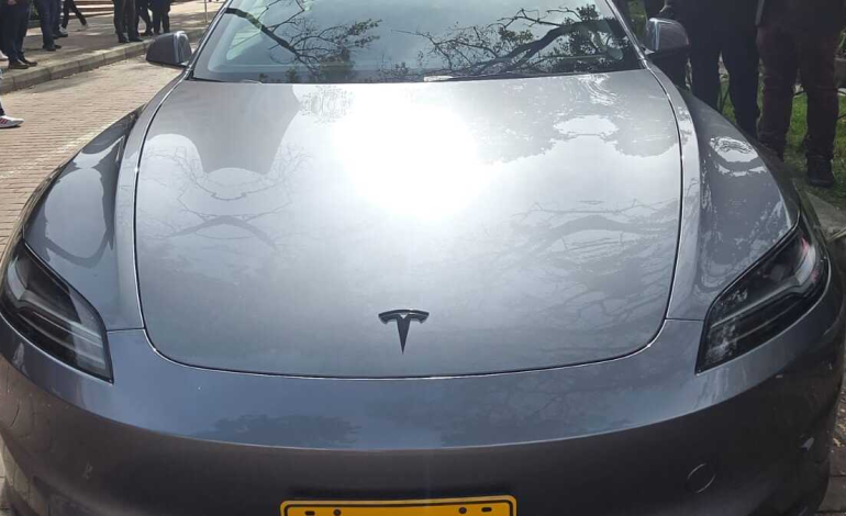  Tesla sacudió la sala

 – Panorama 24