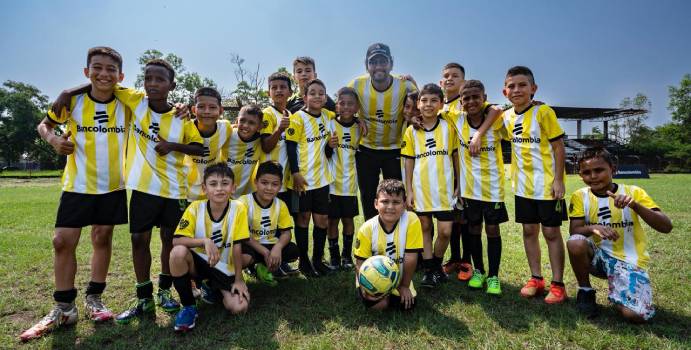  200 niños, niñas y jóvenes bogotanos se beneficiarán este año con los Campamentos de Fútbol “La Ruta Bancolombia”

 – Panorama 24