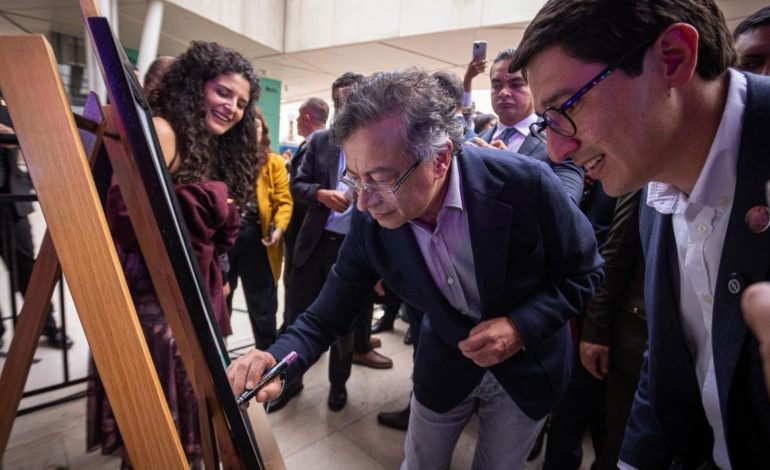  Petro sanciona la ley que permite el acceso a las artes y las culturas en las aulas

 – Panorama 24