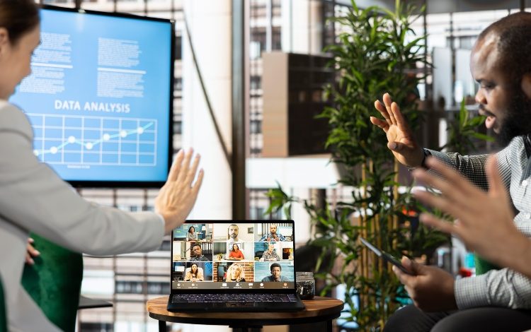  Consumo masivo, servicios y tecnología, los sectores que más están adoptando el trabajo híbrido en Colombia 

 – Panorama 24