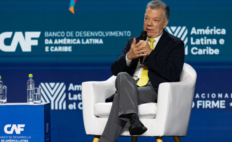  Juan Manuel Santos habla en el foro económico regional

 – Panorama 24