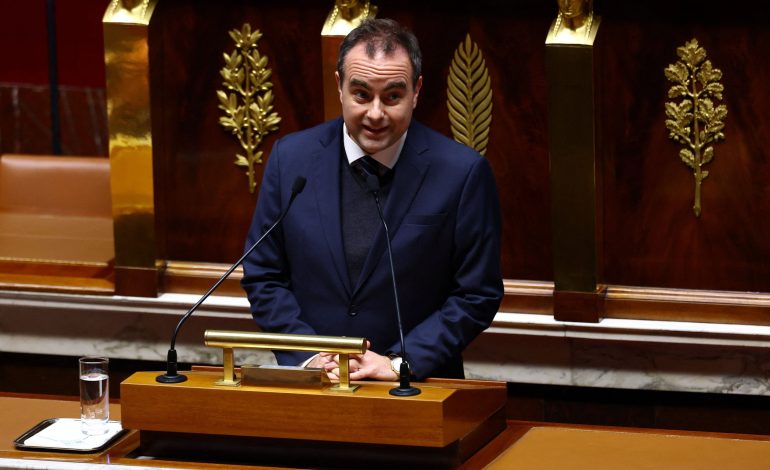  El Parlamento francés da luz verde al presupuesto tras intensas tensiones políticas

 – Panorama 24
