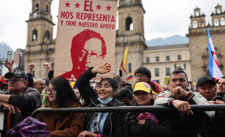 Plaza de Bolívar se llena de manifestantes en apoyo a la visita de Petro a Washington – 

 – Panorama 24