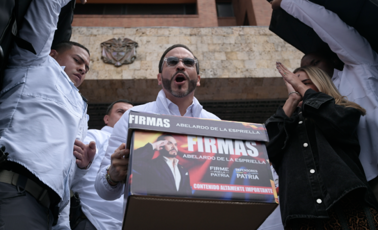  Polémica en la campaña: Director regional De la Espriella distribuye y borra números de firmas válidas para el registro civil – 

 – Panorama 24