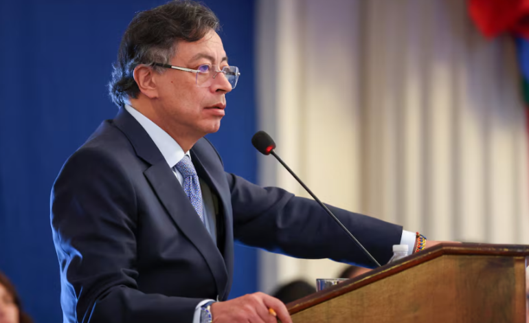  Colombia al borde del salario mínimo histórico: Petro hasta $2.000.000 para 2026 – MÁS

 – Panorama 24