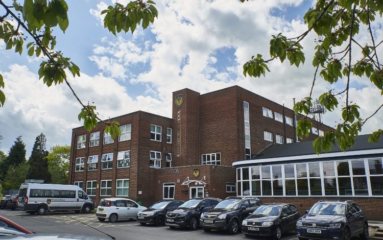  Conmoción en Londres tras el apuñalamiento de dos menores en un colegio de Brent

 – Panorama 24