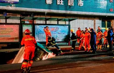  Colapso repentino de un enorme socavón en Shanghai, China

 – Panorama 24