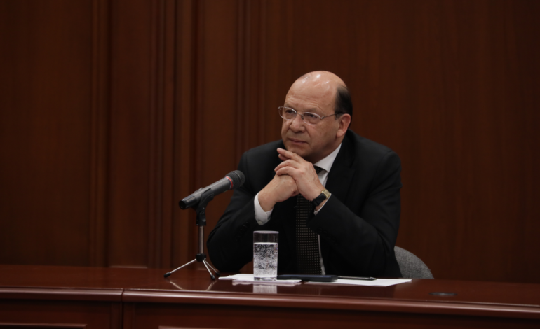  El Ministro de Hacienda sale de la reunión del Directorio del Banco de la República y pronostica que las tasas de interés subirán al nivel del 11,25 por ciento.

 – Panorama 24