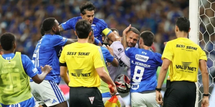  Final del Campeonato Mineiro termina en batalla campal y récord de expulsiones 

 – Panorama 24