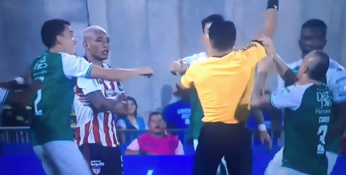  Polémica con Jermein Peña en el partido Junior vs. Cali

 – Panorama 24